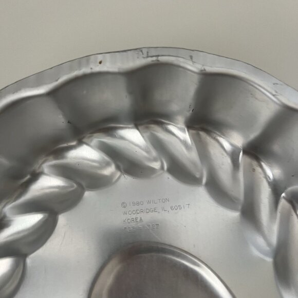 WILTON 1980 Easter Cake Pan Eggs In A Basket Cake Mold - Picture 6 of 9